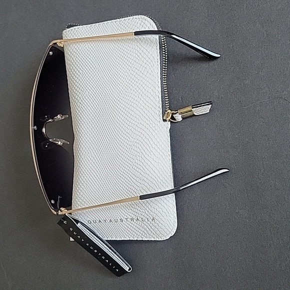 QUAY Australia Sunglasses with Case - Picture 6 of 6